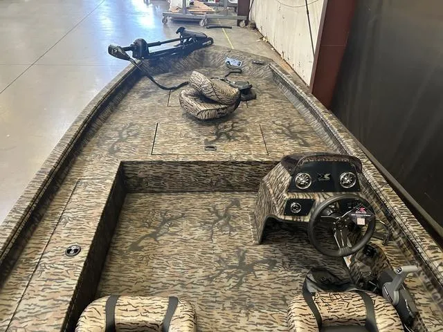 Slide: The Image of Xpress XP185 Catfish W/Yamaha 115 "SHO" 2025 - 6