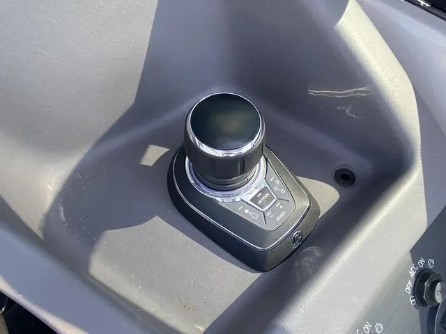 Slide: The Image of 2023 Bennington 30 QXSBWA X2 boat control knob in cockpit. - 12