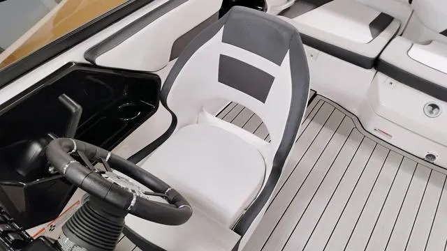 Slide: The Image of Yamaha 195S 2025 - 12