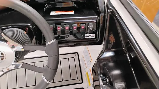 Slide: The Image of Yamaha 195S 2025 - 18