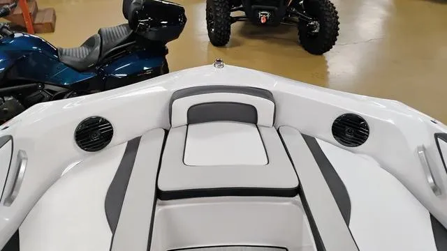 Slide: The Image of Yamaha 195S 2025 - 23