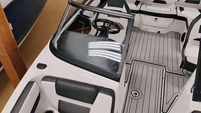 Slide: The Image of Yamaha 195S 2025 - 25