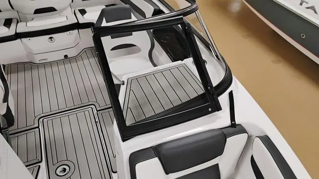 Slide: The Image of Yamaha 195S 2025 - 26