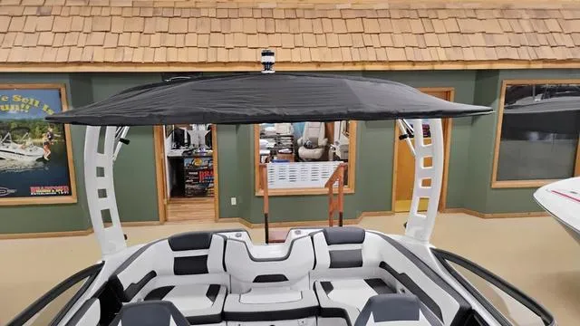 Slide: The Image of Yamaha 195S 2025 - 28