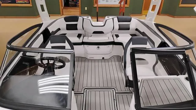 Slide: The Image of Yamaha 195S 2025 - 30