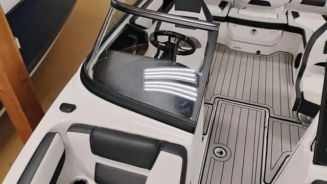 Slide: The Image of Yamaha 195S 2025 - 32