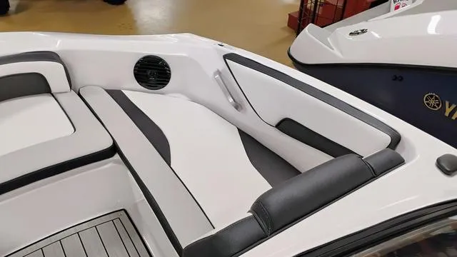 Slide: The Image of Yamaha 195S 2025 - 33