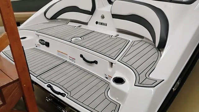 Slide: The Image of Yamaha 195S 2025 - 4