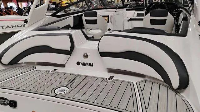 Slide: The Image of Yamaha 195S 2025 - 5