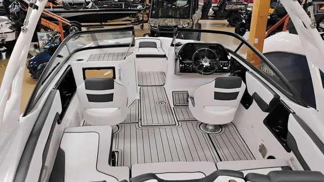 Slide: The Image of Yamaha 195S 2025 - 8