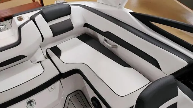 Slide: The Image of Yamaha 195S 2025 - 9