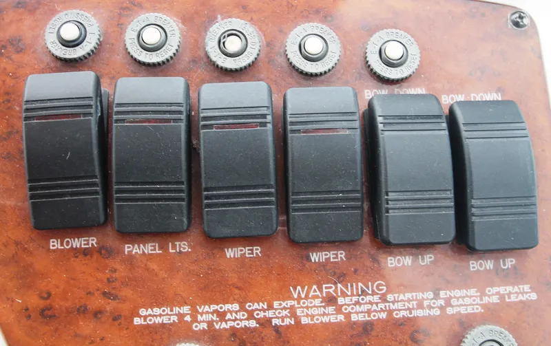 Slide: The Image of Helm Switches to Stbd - 32