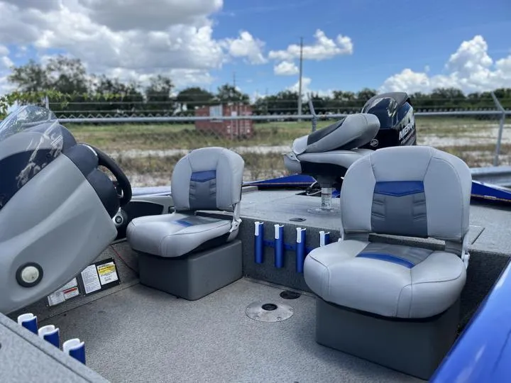 Slide: The Image of Tracker Pro Team 175 TF 2017 - 10