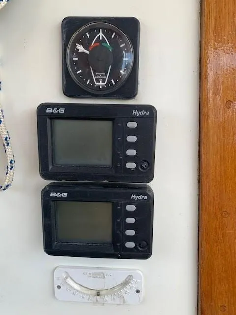 Slide: The Image of B&G Hydra navigation instruments on 1988 Slocum 43 yacht. - 28