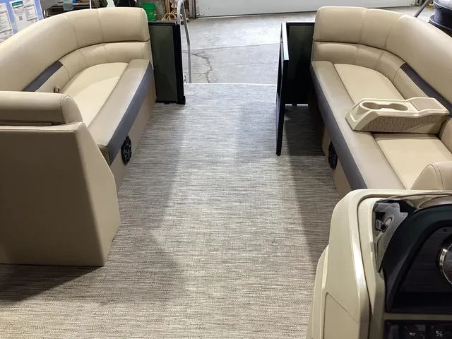 Slide: The Image of Godfrey SWEETWATER 2286 SFL 2024 - 16