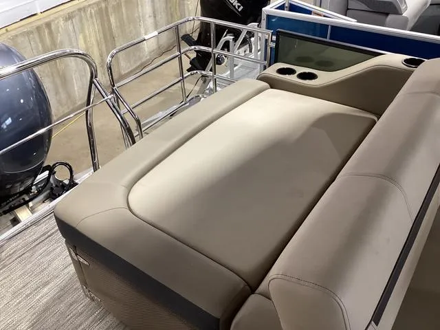 Slide: The Image of Godfrey SWEETWATER 2286 SFL 2024 - 17