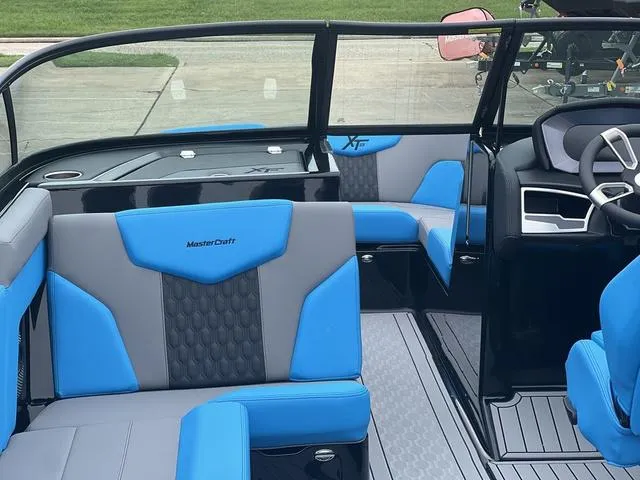 Slide: The Image of MasterCraft XT23 2024 - 10