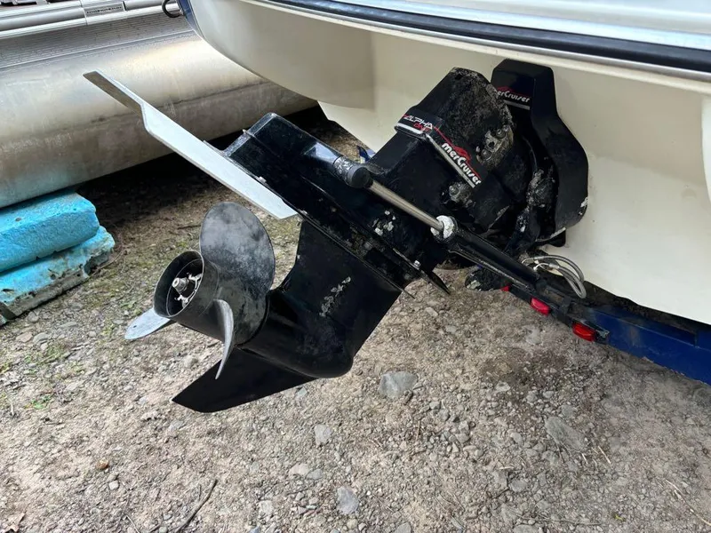 Slide: The Image of 1999 Stingray 190RS boat outboard motor on gravel surface. - 8