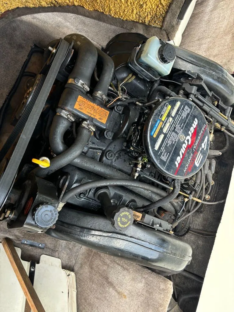 Slide: The Image of 1999 Stingray 190RS engine, MerCruiser 3.0L, detailed view. - 9