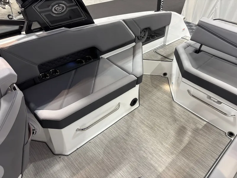 Slide: The Image of Cobalt R8 Surf 2025 - 10