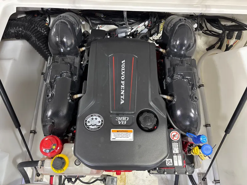 Slide: The Image of Cobalt R8 Surf 2025 - 19