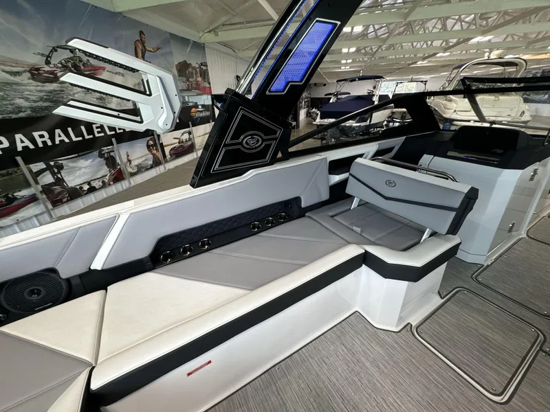 Slide: The Image of Cobalt R8 Surf 2025 - 16