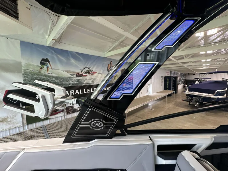 Slide: The Image of Cobalt R8 Surf 2025 - 18