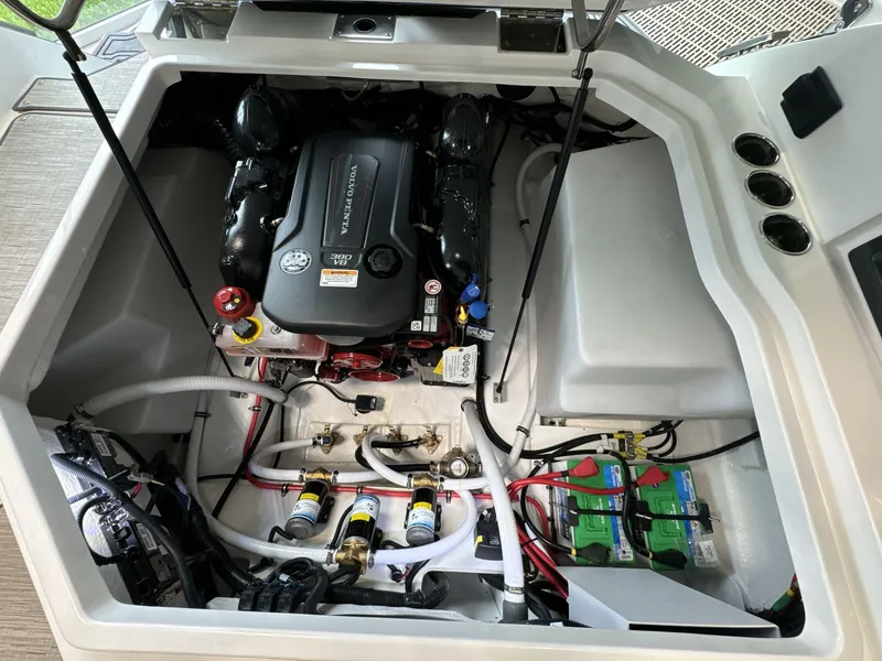 Slide: The Image of Cobalt R8 Surf 2025 - 20