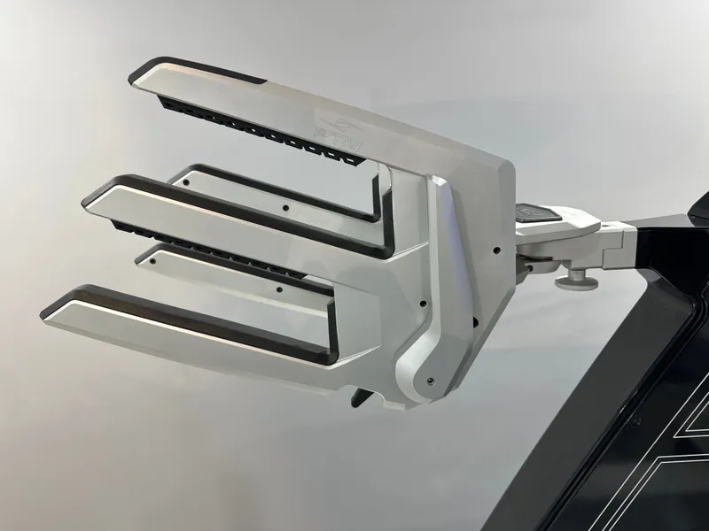 Slide: The Image of Cobalt R8 Surf 2025 - 25