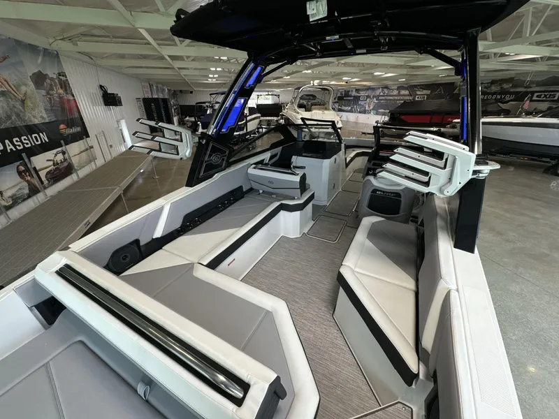 Slide: The Image of Cobalt R8 Surf 2025 - 8