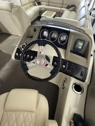 Slide: The Image of 2013 Bennington 2575 R boat interior with steering wheel and dashboard controls. - 10