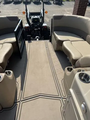 Slide: The Image of Veranda VR22RC Luxury Tri-Toon 2024 - 11