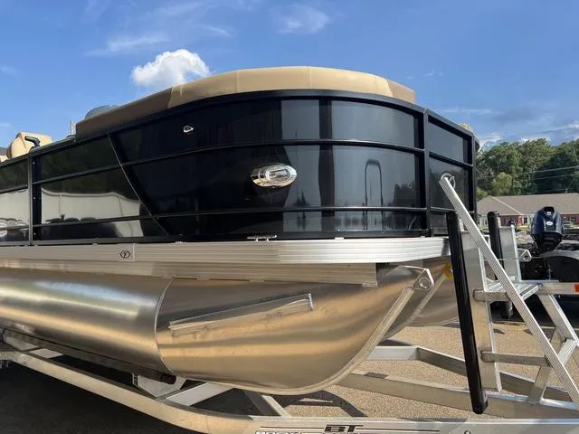 Slide: The Image of Veranda VR22RC Luxury Tri-Toon 2024 - 14