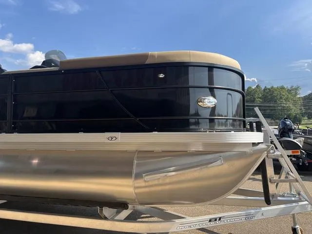 Slide: The Image of Veranda VR22RC Luxury Tri-Toon 2024 - 15