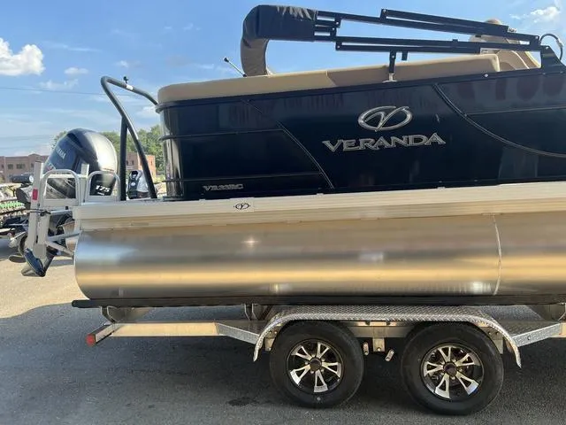 Slide: The Image of Veranda VR22RC Luxury Tri-Toon 2024 - 16