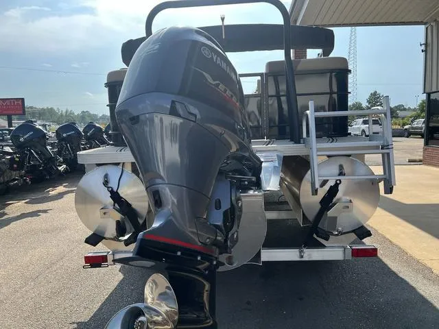 Slide: The Image of Veranda VR22RC Luxury Tri-Toon 2024 - 19