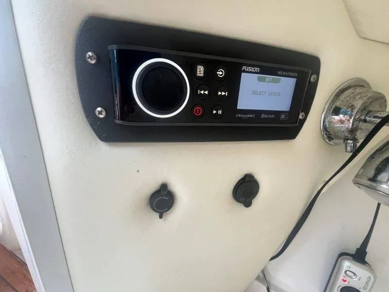 Slide: The Image of Fusion marine stereo system on 2009 Chris-Craft Launch 25 Heritage Edition boat. - 33