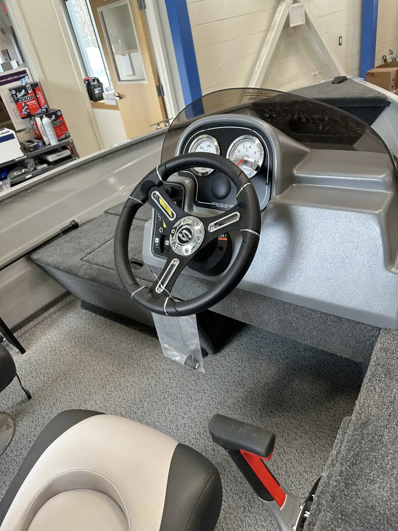 Slide: The Image of Smoker Craft 151 Resorter 2025 - 11