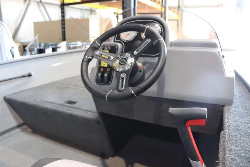 Slide: The Image of Smoker Craft 151 Resorter 2025 - 10