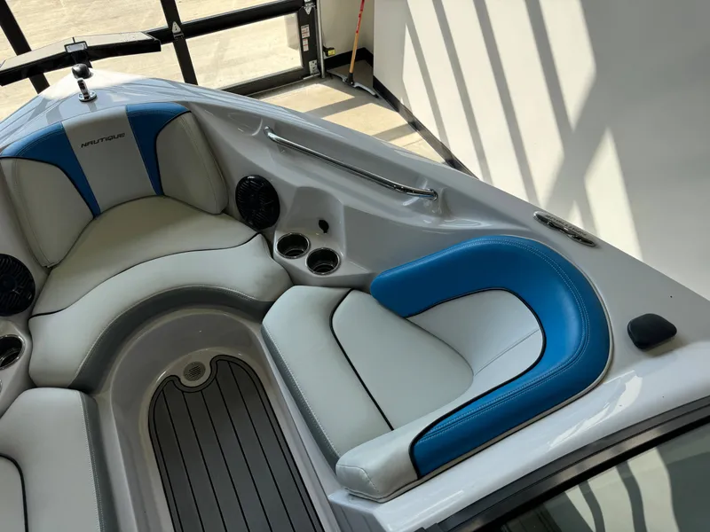 Slide: The Image of Nautique Super Air Nautique 210 2011 - 18