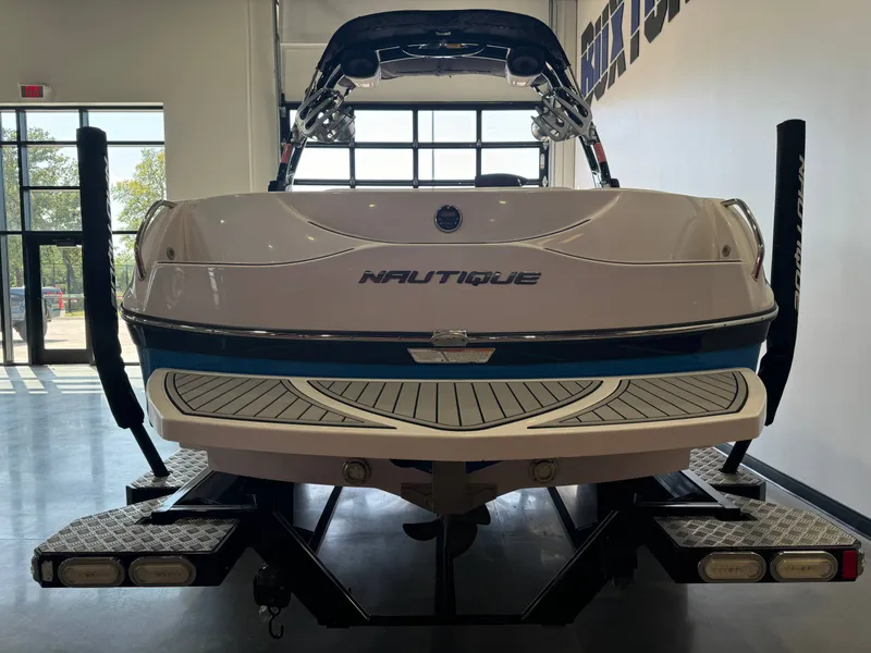 Slide: The Image of Nautique Super Air Nautique 210 2011 - 6