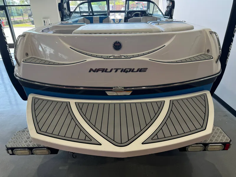 Slide: The Image of Nautique Super Air Nautique 210 2011 - 8