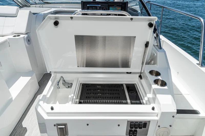Slide: The Image of Outdoor grill and sink on 2017 Cruisers Yachts 390 Express Coupe. - 22