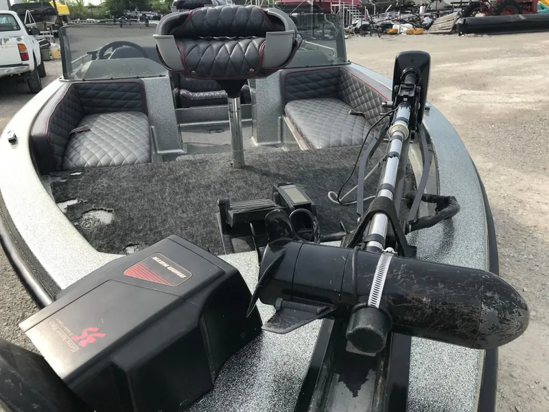 Slide: The Image of 1990 Ranger 375V boat with trolling motor and cushioned seating. - 17