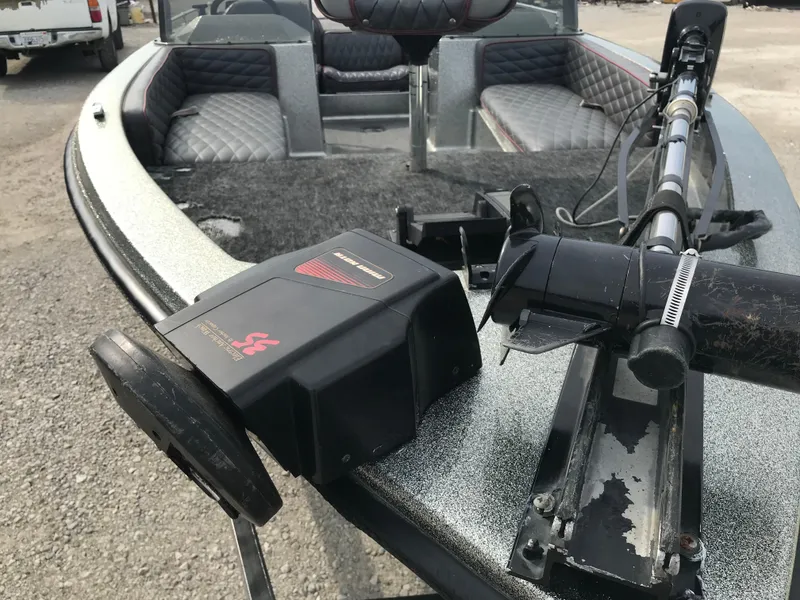 Slide: The Image of 1990 Ranger 375V boat with trolling motor and cushioned seating. - 18