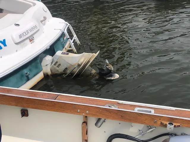 Slide: The Image of 2005 Four Winns 180 Horizon LE boat with submerged outboard motor in water. - 9