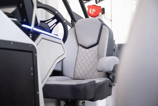 Slide: The Image of 2024 Yamaha Boats 255XE captain's chair with modern design and comfortable upholstery. - 9