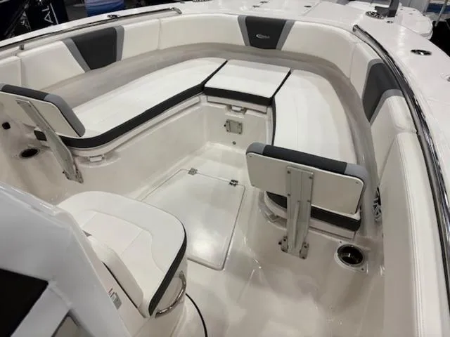 Slide: The Image of Robalo R270 Center Console 2024 - 4