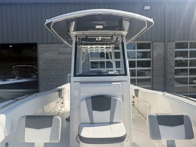 Slide: The Image of Robalo R270 Center Console 2024 - 8