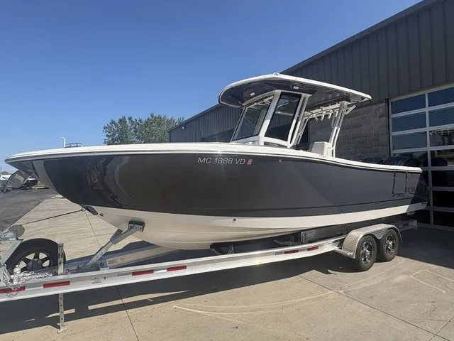 The Image of Robalo R270 Center Console 2024 - 1